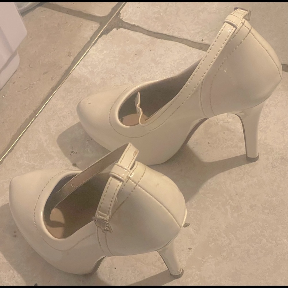 Women Dressy white shoe. Any occasion